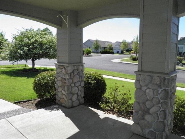 Building Photo - 1305 NE Tucson Way