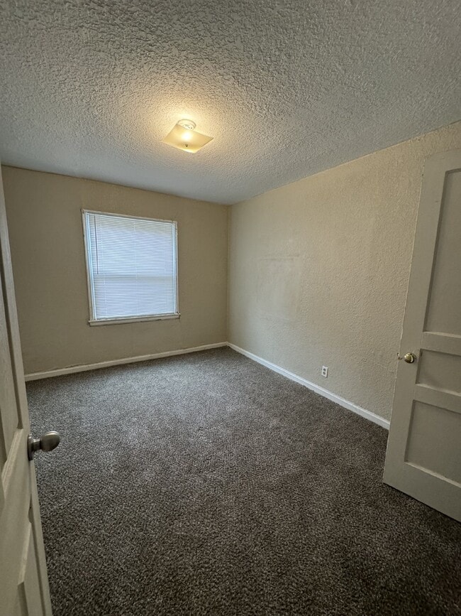 Building Photo - 828 S Water St