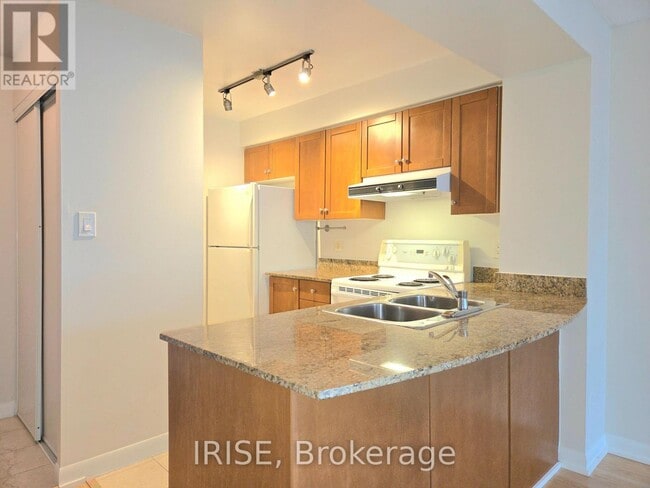 Building Photo - 313 Richmond St E