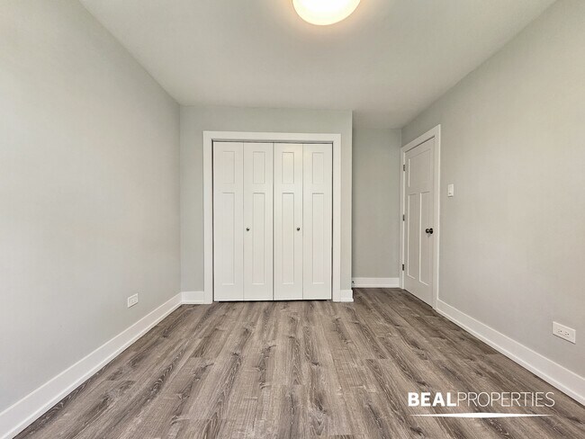 Foto del edificio - 445 W Barry Ave
