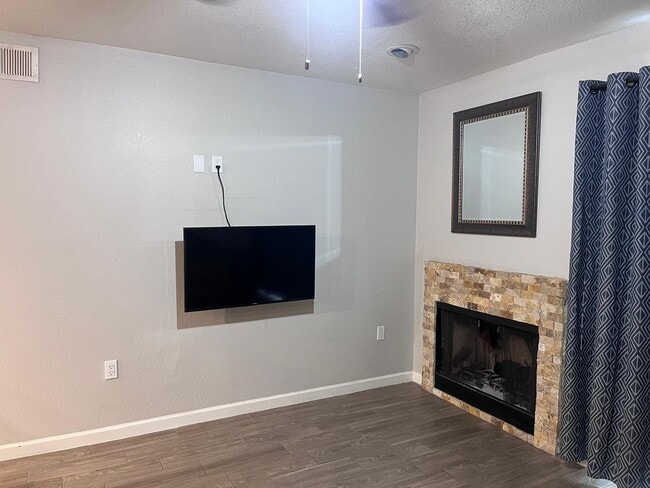 Building Photo - 533 W Guadalupe Rd