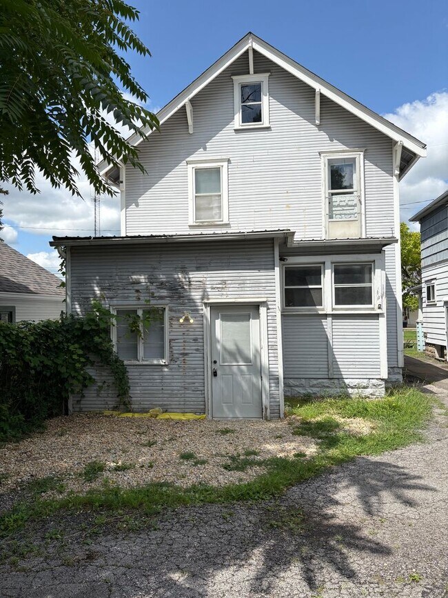 Foto del edificio - 3 Bedroom 1 Bath 2 Story Home