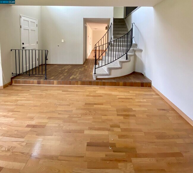 Building Photo - 1218 Summit View Dr