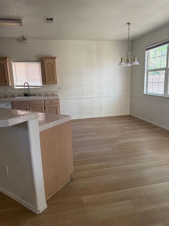 Foto del edificio - 7408 Tricia Rd NE