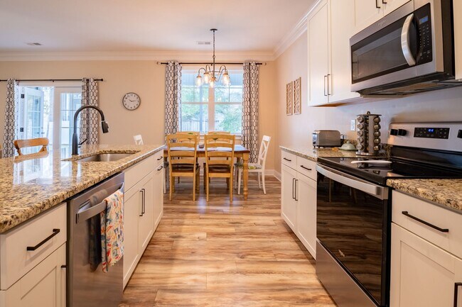 Foto del edificio - FURNISHED OFF-SEASON MONTHLY RENTAL-STARTI...