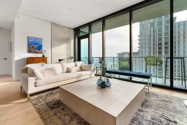 Building Photo - 610 Davis St