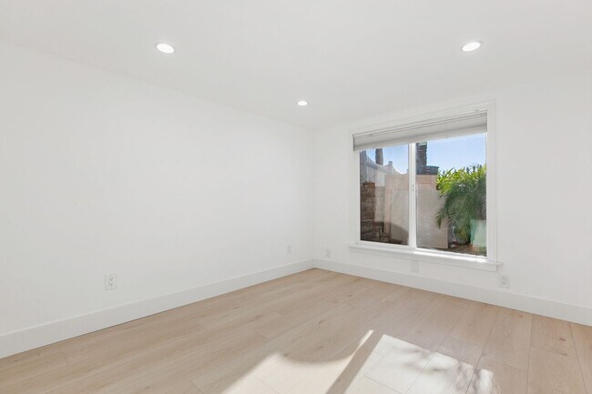 Building Photo - Updated Garden 2 BR Apartment in Heart of ...