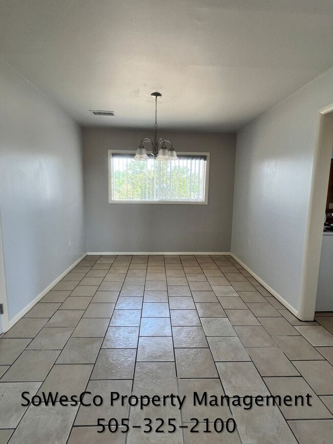Building Photo - 3 Bedroom 1.5 Bath House with Garage