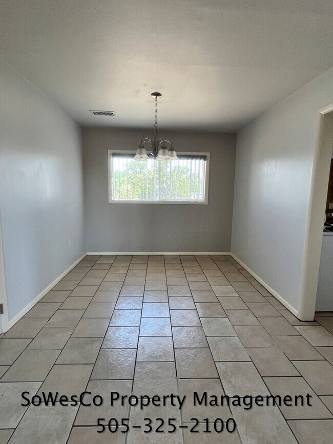 Foto del edificio - 3 Bedroom 1.5 Bath House with Garage