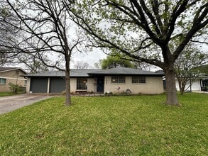 Building Photo - 1908 Pompton Dr