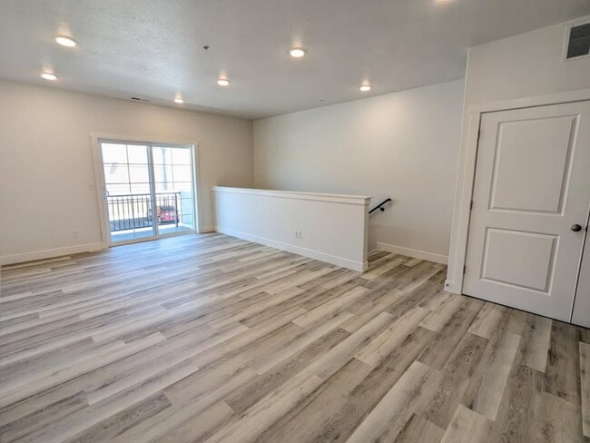 Building Photo - 1561 110