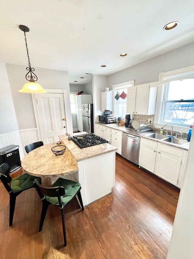 Building Photo - 140 Cedar St