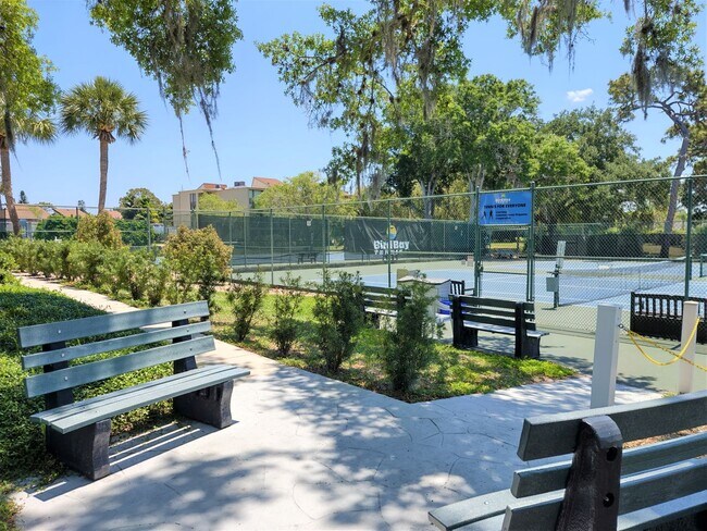 Foto del edificio - Bird Bay Village Annual Rental – Furnished 1st Floor Unit with Covered Parking