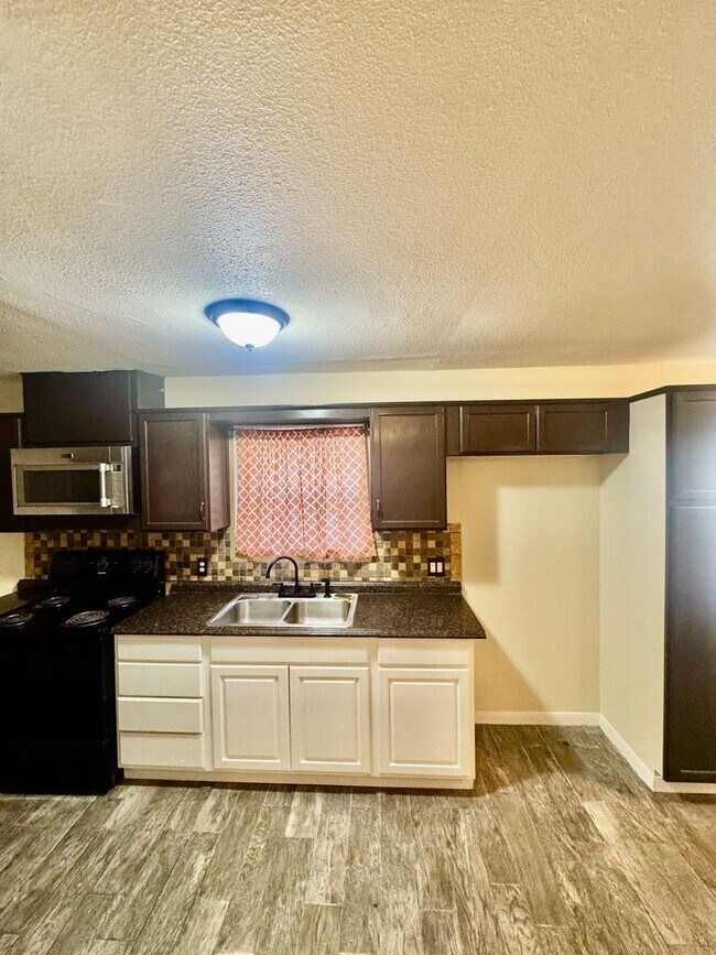 Foto del edificio - Lexington Subdivision-3/2-Move in ready! Call and schedule today!--Move in special