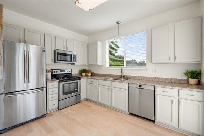 Building Photo - Spacious and Bright Townhouse in the Heart...