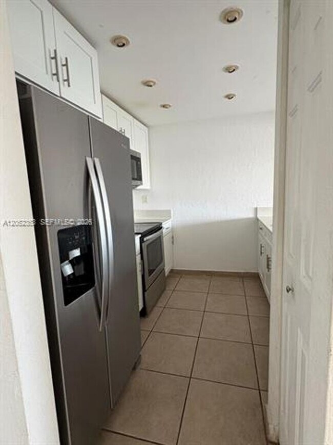 Foto del edificio - 600 NE 36th St