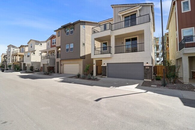 Foto del edificio - PRIDE TO LIVE, NEWER BUILT COMMUNITY IN CORE CHANDLER. MUST SEE COMMUNITY AMENITIES