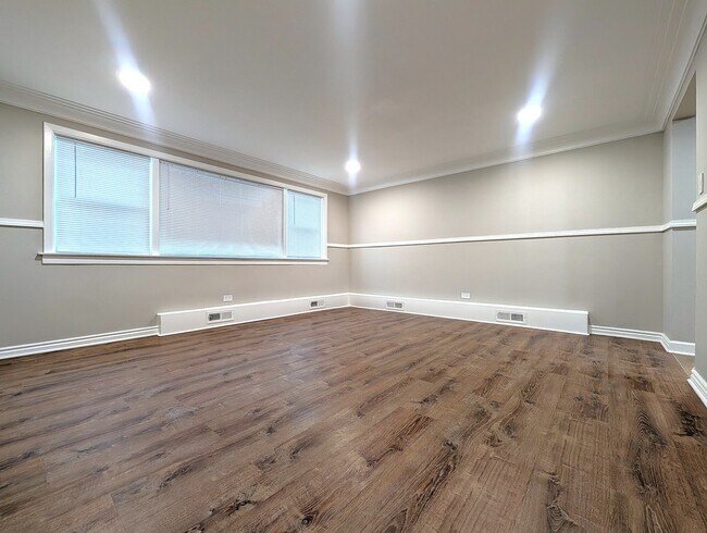 Foto del edificio - 300 S Austin Blvd