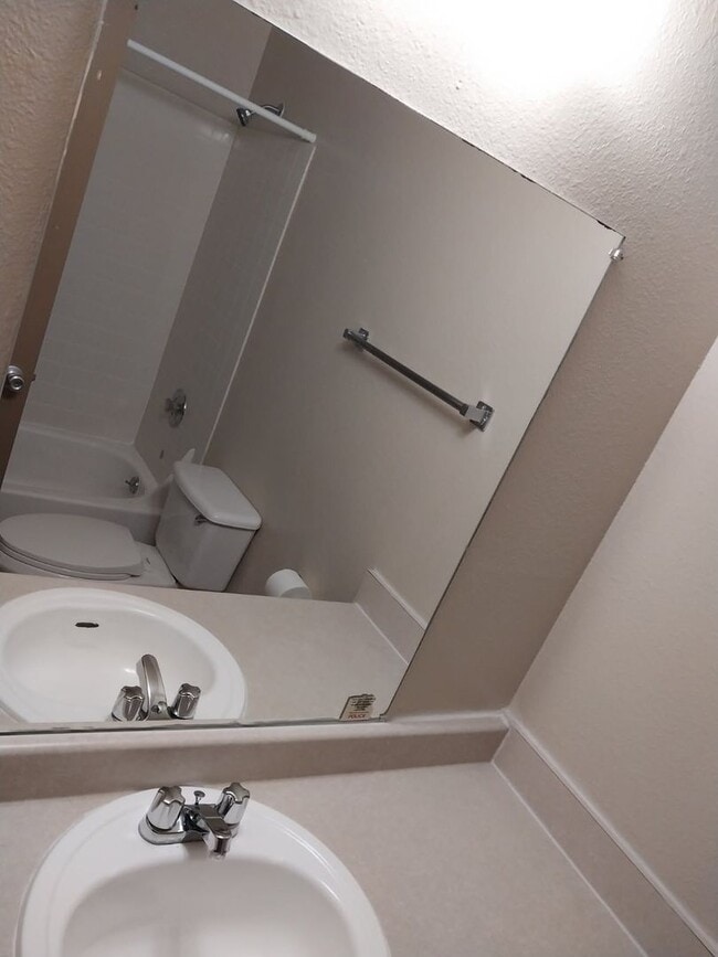 Building Photo - 2 bedroom 1 bathroom second floor apartment - Granvue Apartment