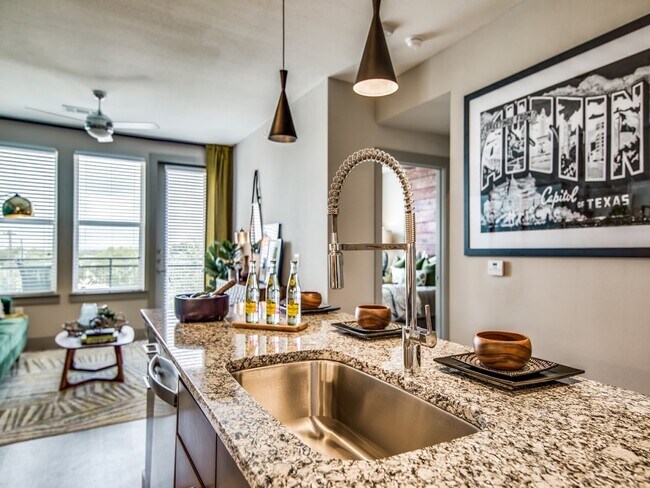 Foto del edificio - 6107 E Riverside Dr