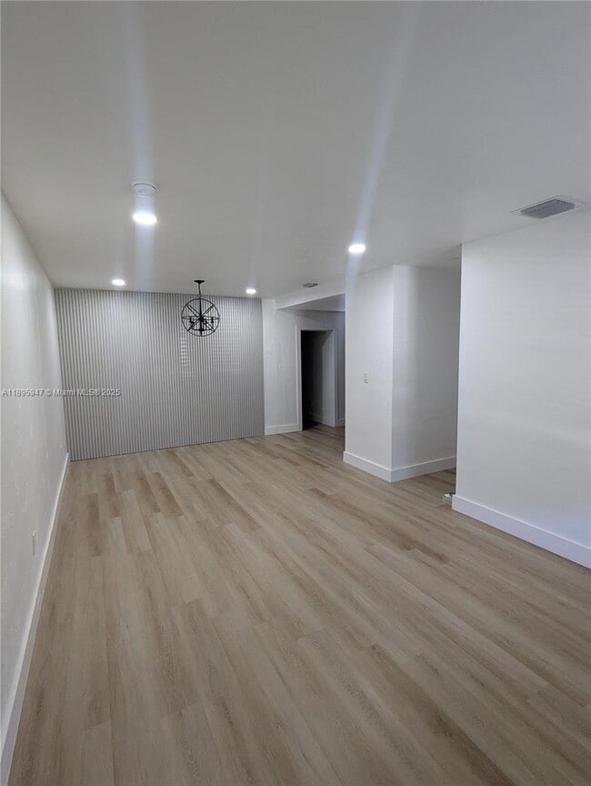 Foto del edificio - 14321 Boggs Dr