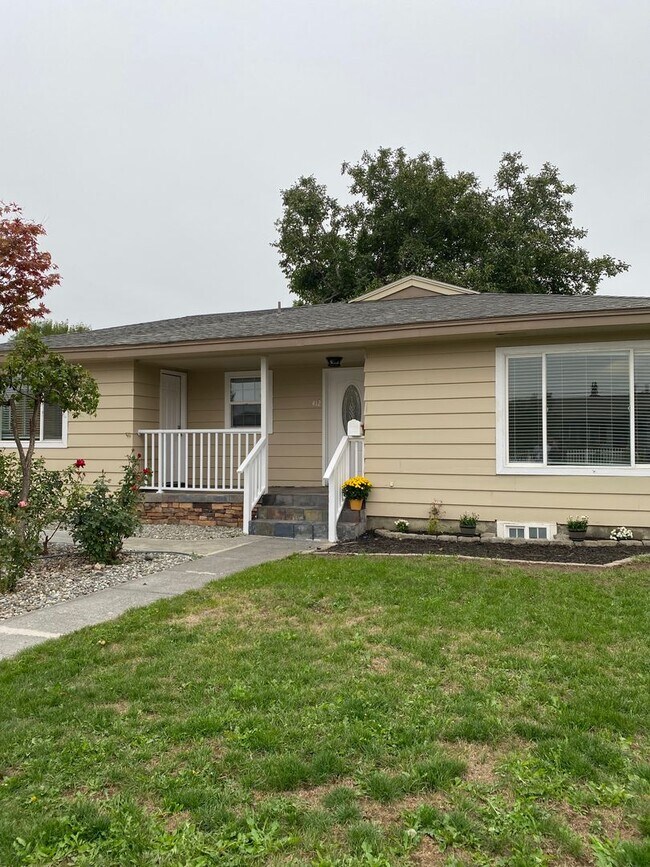 Building Photo - Newly Renovated 5 Bedroom & 2 Bathroom Home!