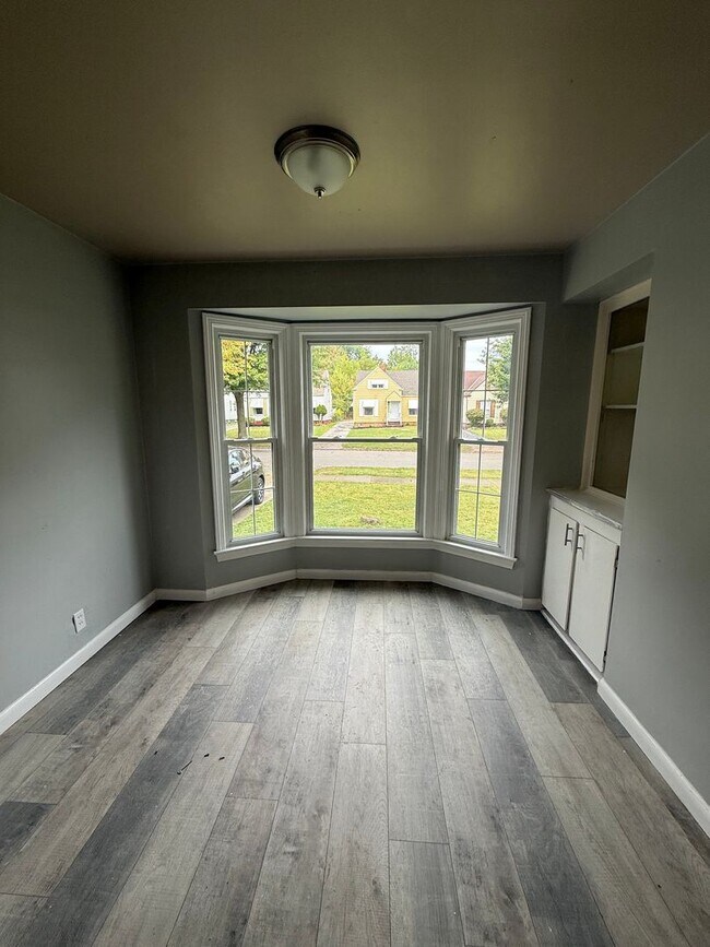 Building Photo - 4bd Single Maple Hts Water/Sewer Included