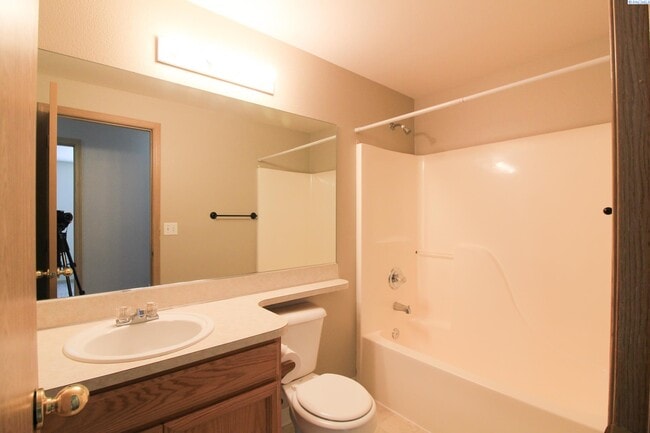 Building Photo - 3 Bed/2 Bath Rambler in West Pasco