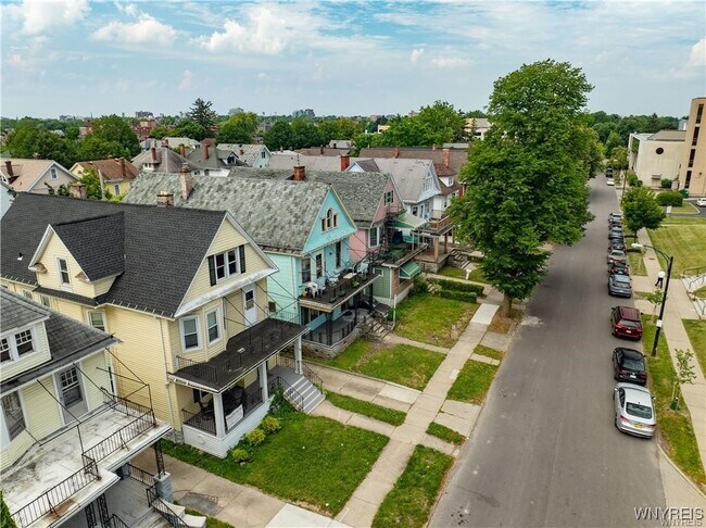Foto del edificio - 67 Hughes Ave