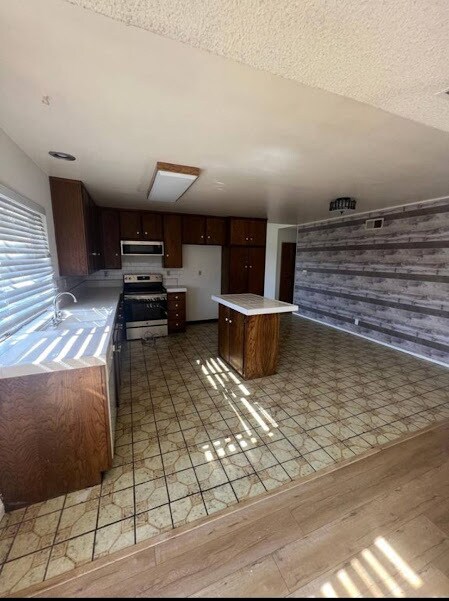 Foto del edificio - 18020 Laurelbrook Pl