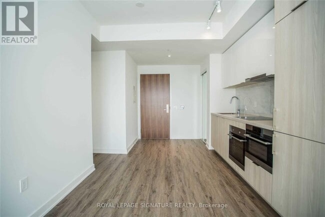 Building Photo - 15 Queens Quay E