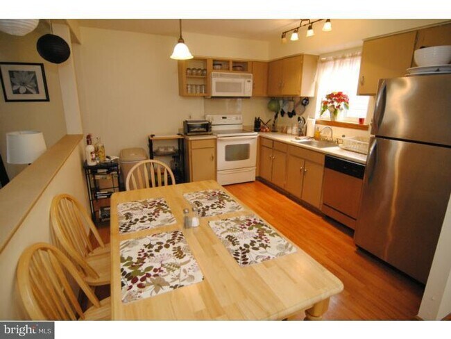 Foto del edificio - 606 Meadow Woods Ln