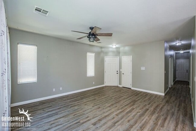 Building Photo - Bright and Modern 3Bdm 2Ba Home with Covered Patio in Centennial!
