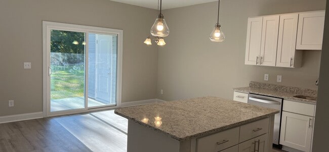 Building Photo - Beautiful 2 bedroom, 2.5 bath Townhouse