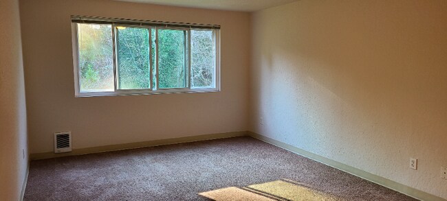 Building Photo - 1625 Kent Des Moines Rd