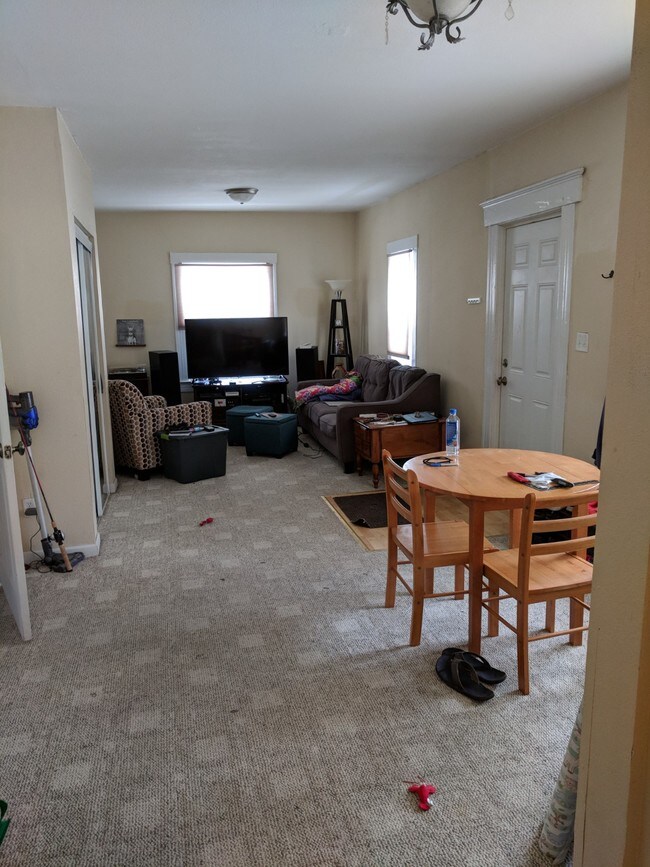 Large open great room off of kitchen - 721 Wilson Ave