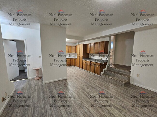 Foto del edificio - 4 BEDROOM, 1 BATHROOM APARTMENT, 2 TANDEM PARKING