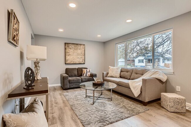 Foto del edificio - Charming 3BR Townhome in Englewood