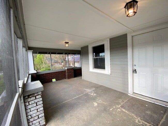 Building Photo - 3 Bedroom/1 Bathroom House on the North Si...
