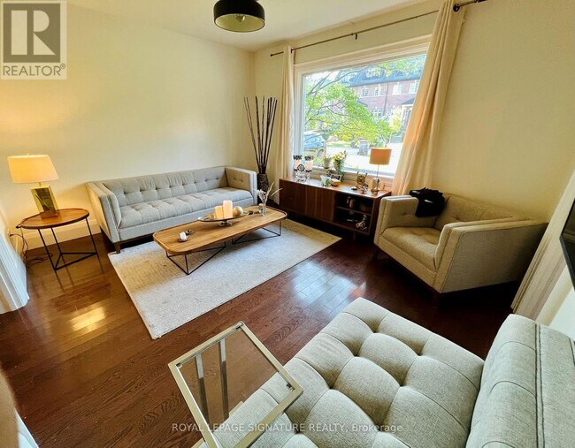 Building Photo - 372 Roehampton Ave