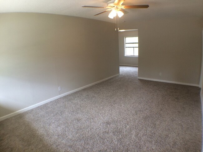 Foto del edificio - Quaint 3 Bed 1 Bath Home w Lush Landscaping!
