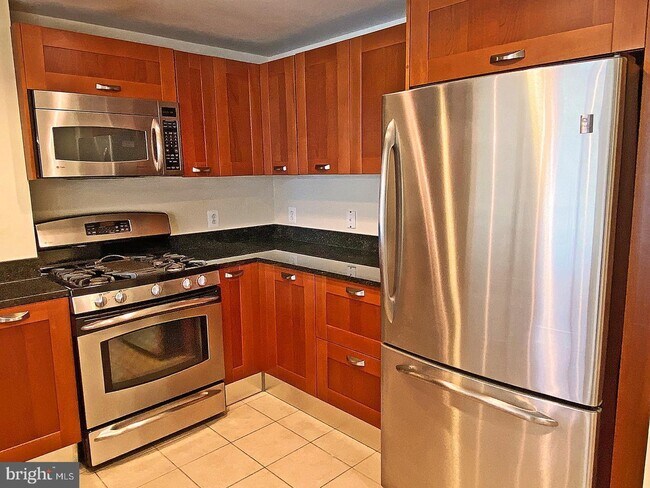 Foto del edificio - 2451 Midtown Ave