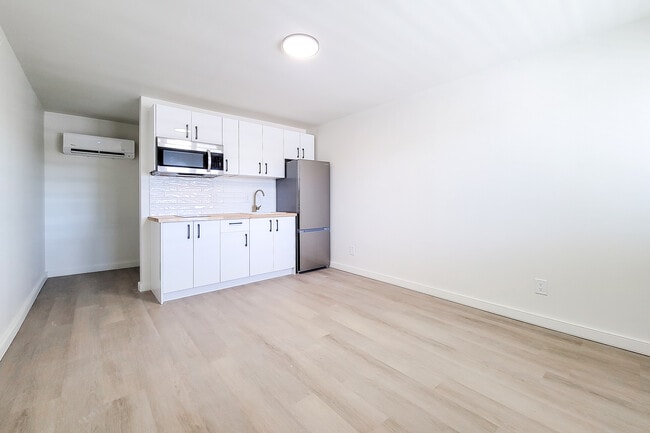Building Photo - 7701 Lundy's Ln