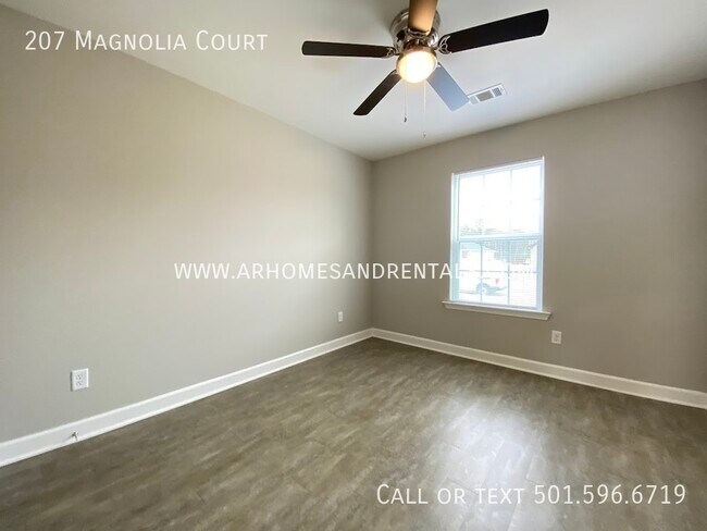 Building Photo - 207 Magnolia Court | $1695 | 3 beds, 2 ful...