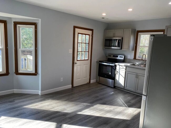 Building Photo - Adorable 4/2 with huge yards