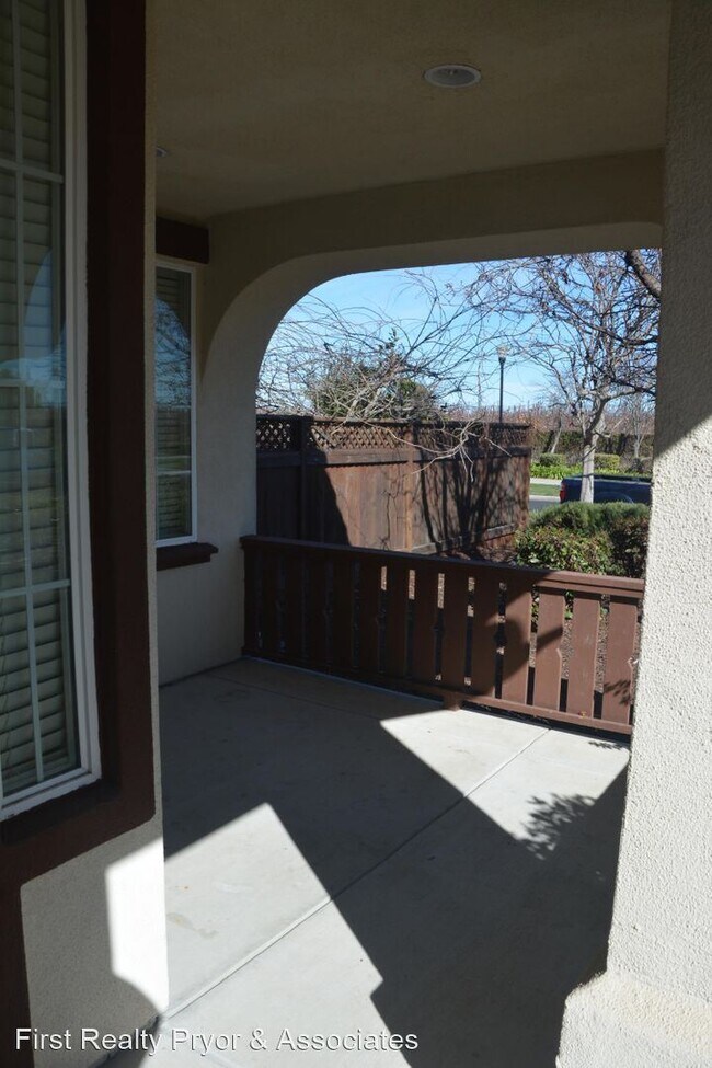 Building Photo - 4 br, 3 bath House - 541 Vivian Street