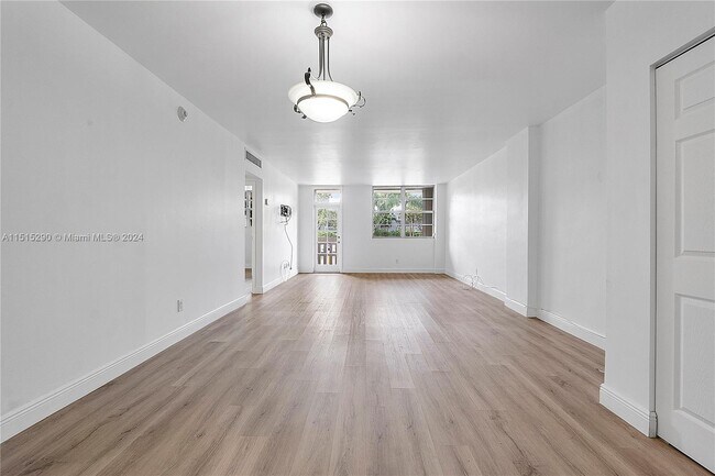 Building Photo - 90 Edgewater Dr