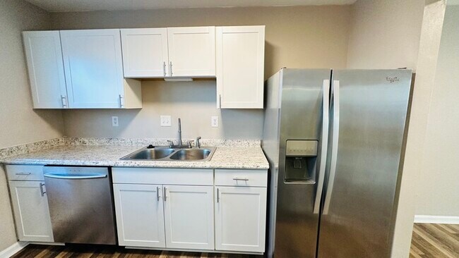 Foto del edificio - 3 BEDROOM END UNIT TOWNHOUSE FOR RENT IN V...