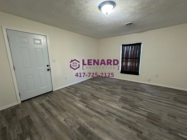 Building Photo - 2 Bedroom Home Available Now!