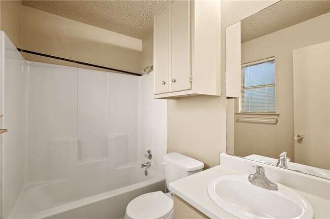 Building Photo - Lovely 3 bed, 2 bath duplex in South Round...